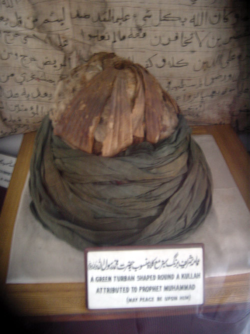 Une photo du Turban du Prophète (saw), qui fut originellement conservé par les Monghols.  Le turban est actuellement  conservé a la Mosqué Badshahi au Pakistan
